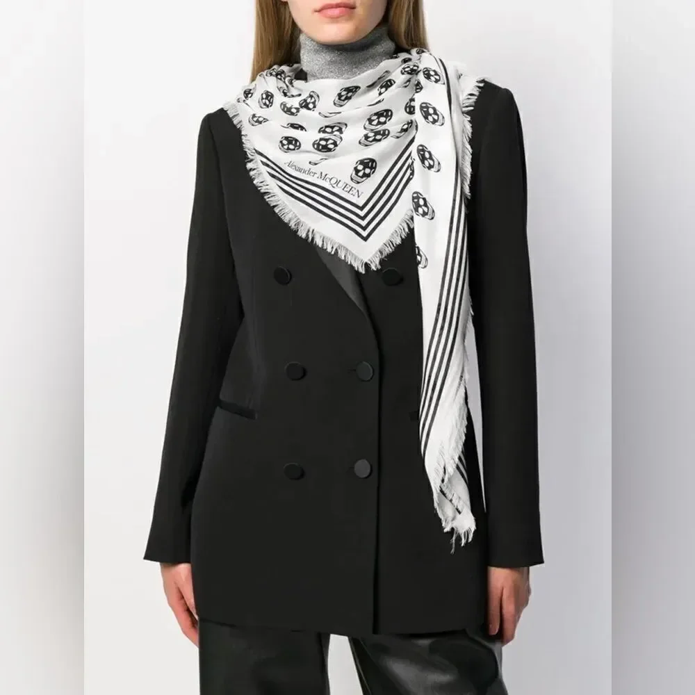 Alexander McQueen scarf in fabric with Skull print